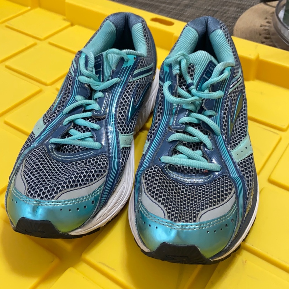 Brooks men’s athletic running shoes size 9.5